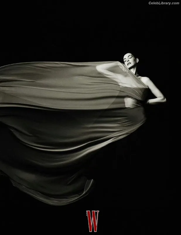 Anne Hathaway photo 17 of 1533