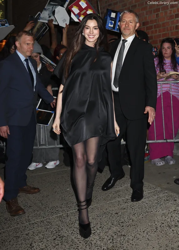 Anne Hathaway photo 7 of 1533