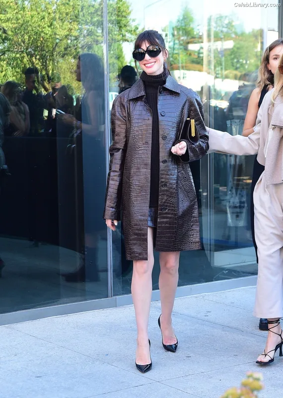 Anne Hathaway photo 20 of 1533