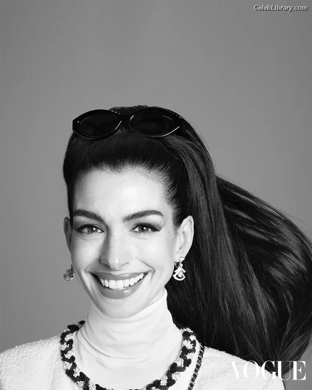 Anne Hathaway photo 23 of 1533