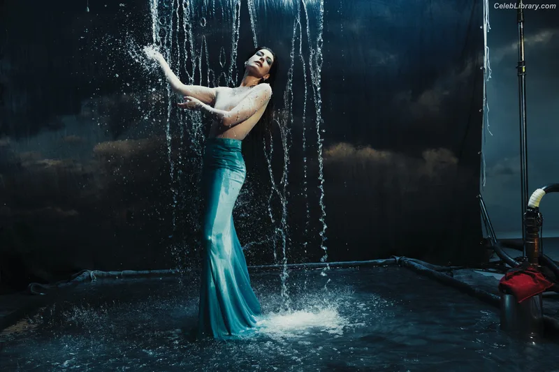 Anne Hathaway photo 23 of 1533