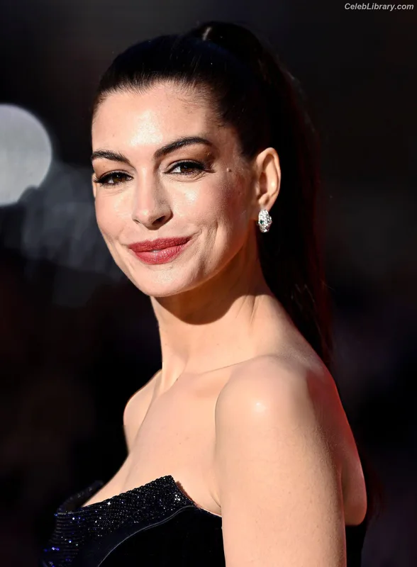 Anne Hathaway photo 6 of 1533