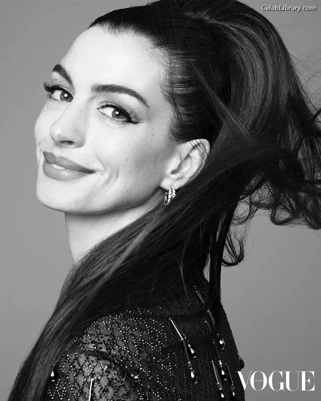 Anne Hathaway photo 20 of 1533