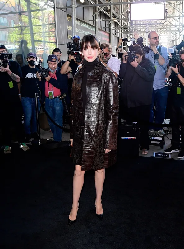 Anne Hathaway photo 1 of 1533