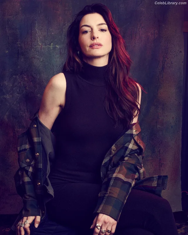 Anne Hathaway photo 3 of 1533