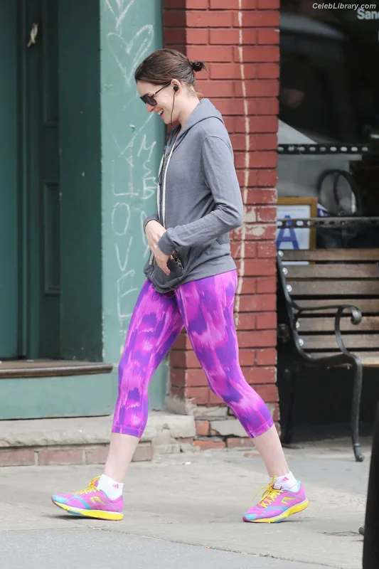 Anne Hathaway photo 16 of 1533