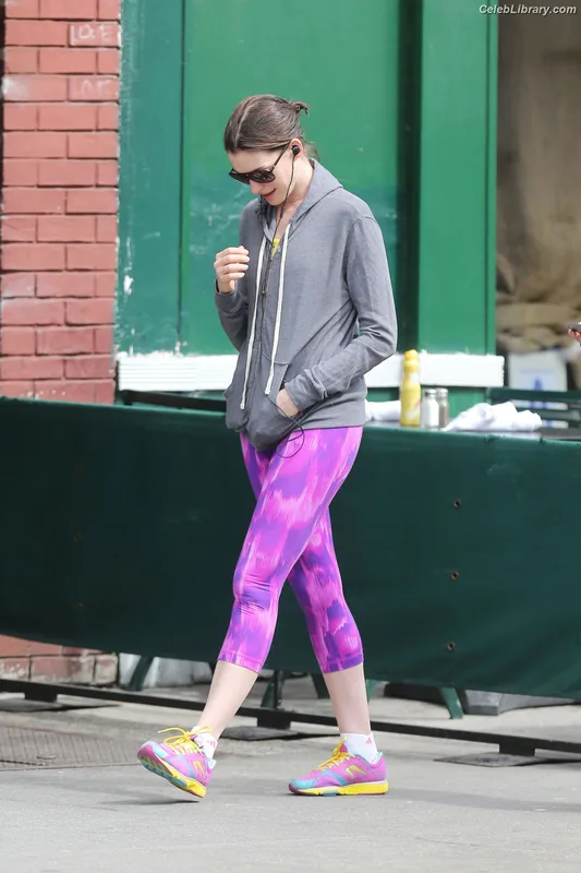 Anne Hathaway photo 17 of 1533