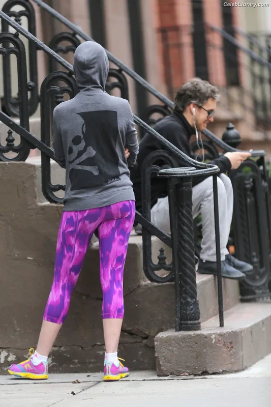 Anne Hathaway photo 19 of 1533