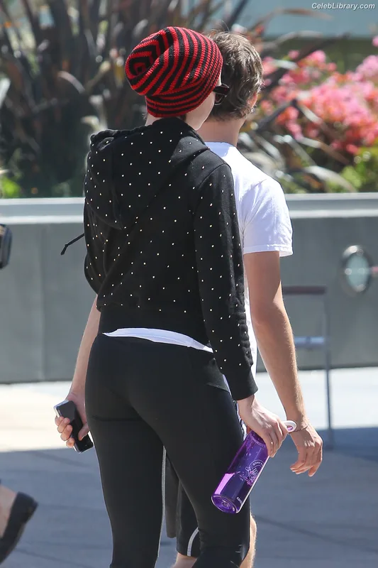 Anne Hathaway photo 14 of 1533