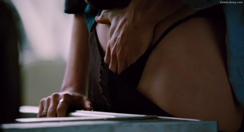 Anne Hathaway photo 16 of 1533