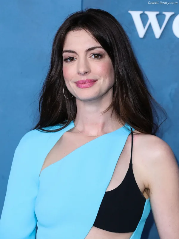 Anne Hathaway photo 17 of 1533