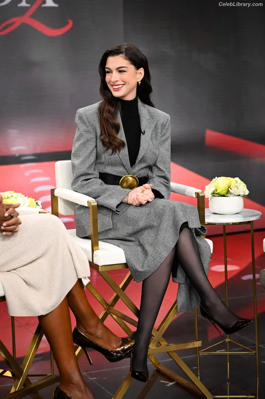 Anne Hathaway photo 11 of 1533