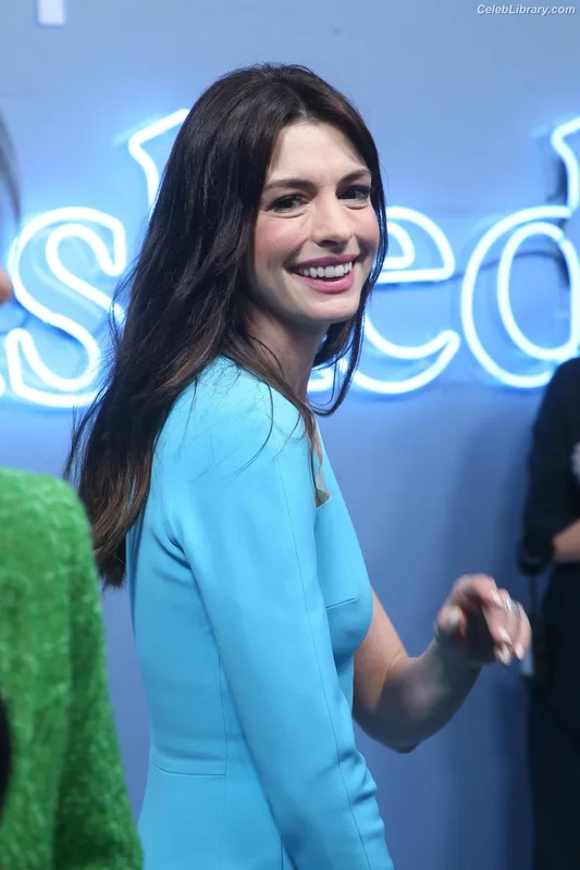 Anne Hathaway photo 18 of 1533