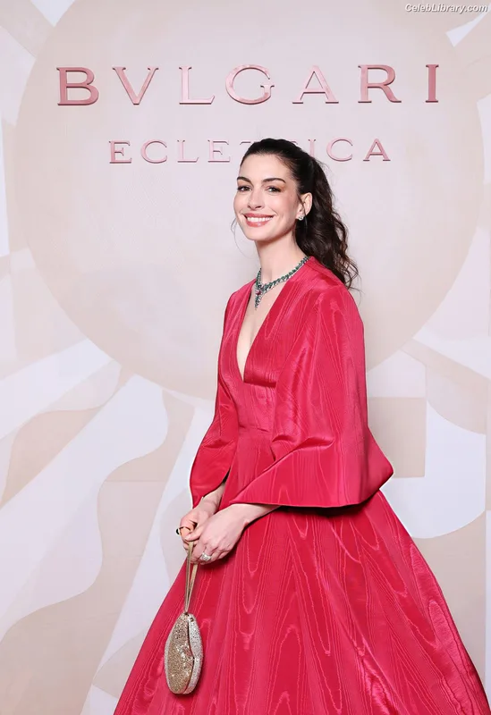 Anne Hathaway photo 4 of 1533