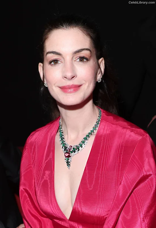 Anne Hathaway photo 6 of 1533