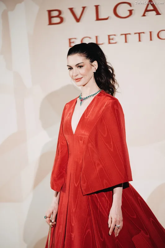 Anne Hathaway photo 9 of 1533