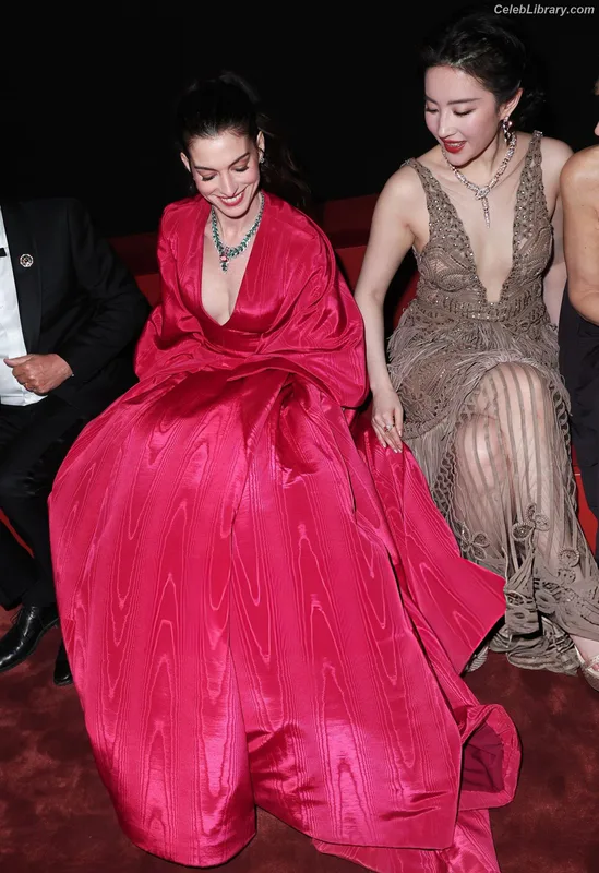 Anne Hathaway photo 12 of 1533