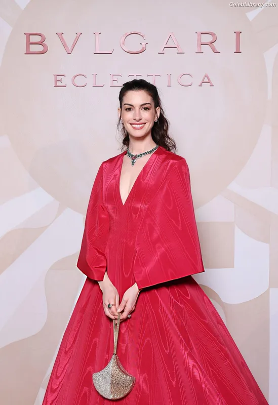 Anne Hathaway photo 15 of 1533