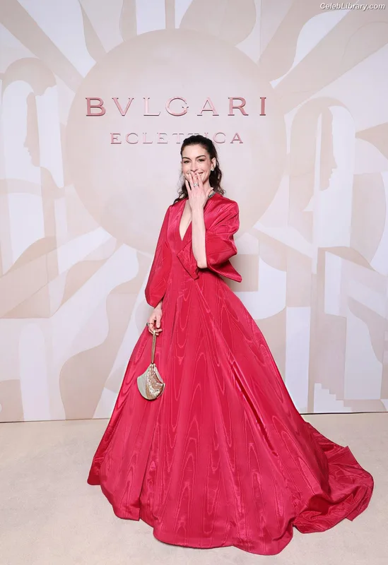 Anne Hathaway photo 19 of 1533