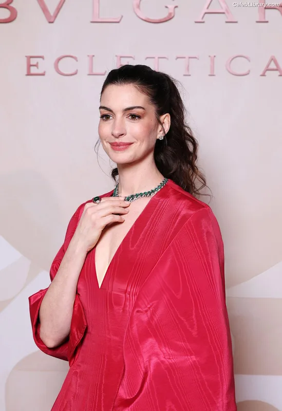Anne Hathaway photo 8 of 1533
