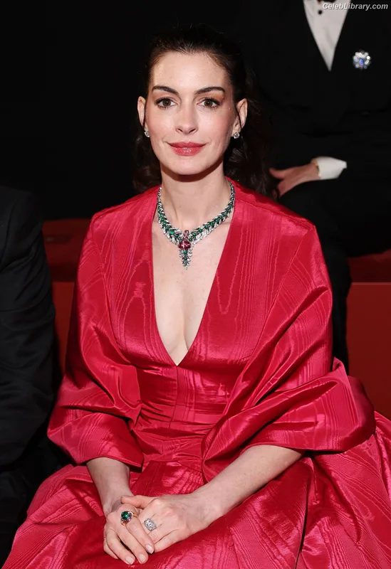Anne Hathaway photo 9 of 1533