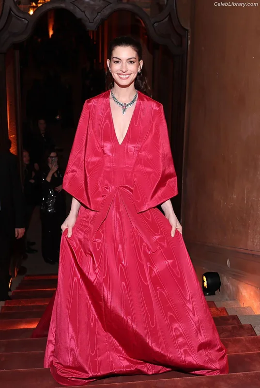 Anne Hathaway photo 10 of 1533