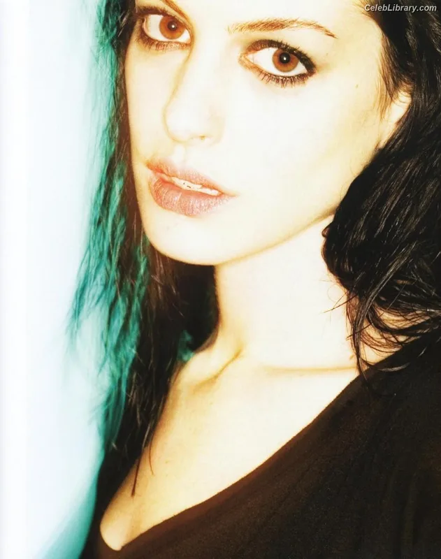 Anne Hathaway photo 11 of 1533