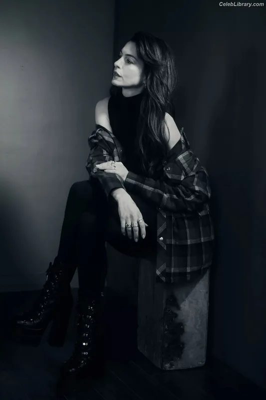 Anne Hathaway photo 14 of 1533