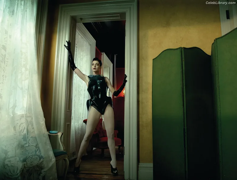 Anne Hathaway photo 4 of 1533