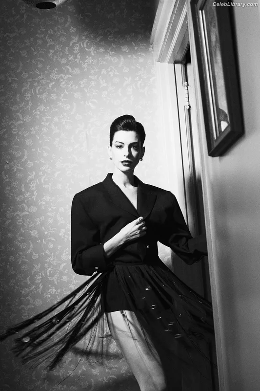 Anne Hathaway photo 6 of 1533
