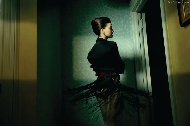 Anne Hathaway photo 7 of 1533