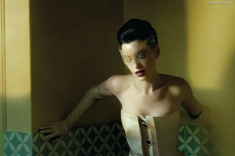 Anne Hathaway photo 8 of 1533