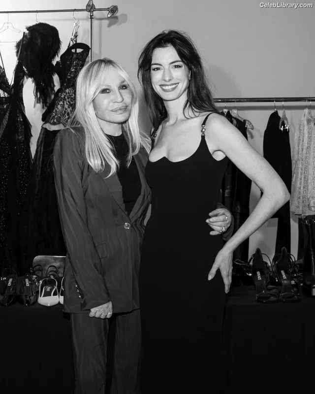 Anne Hathaway photo 12 of 1533