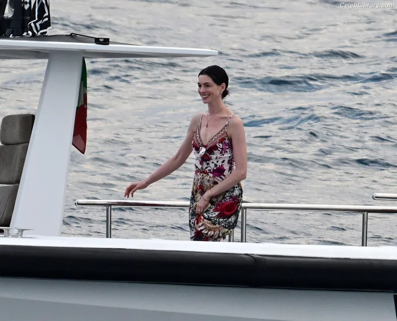 Anne Hathaway photo 15 of 1533