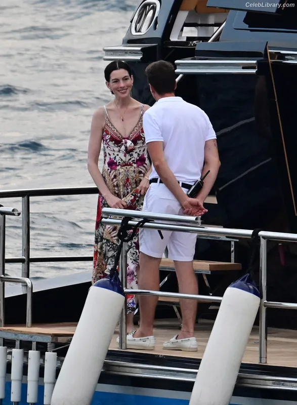 Anne Hathaway photo 16 of 1533