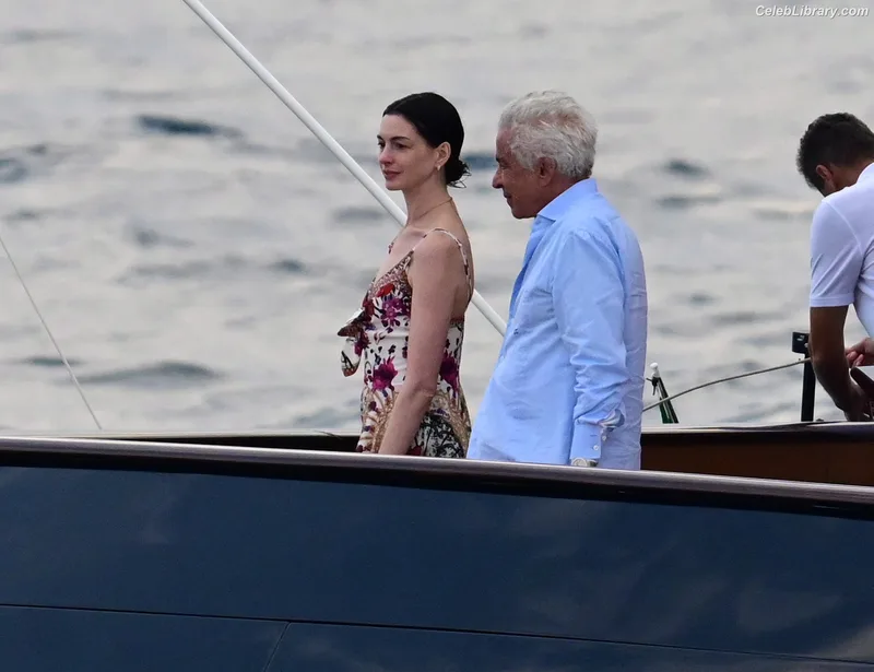 Anne Hathaway photo 17 of 1533