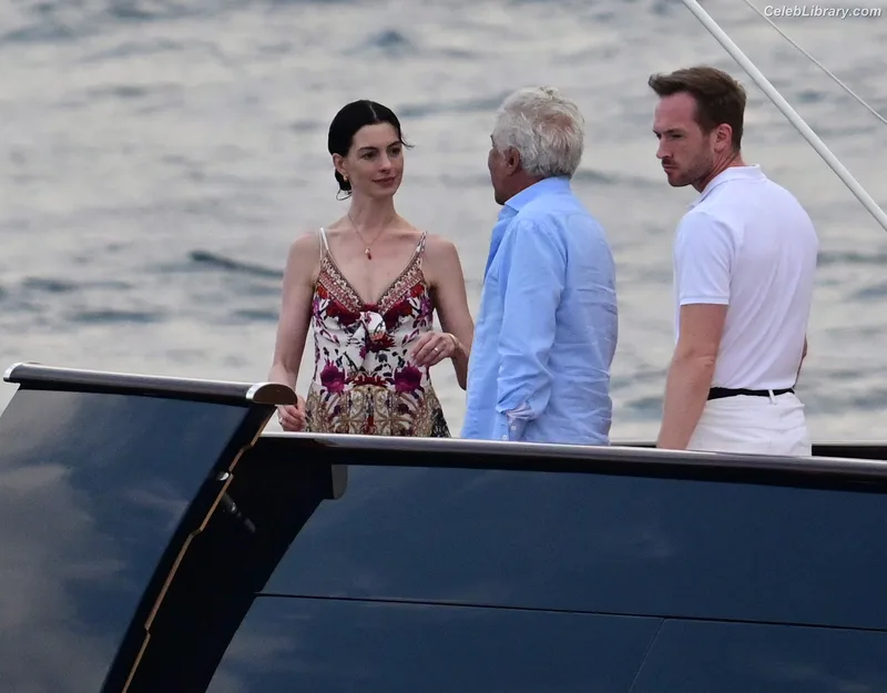 Anne Hathaway photo 18 of 1533