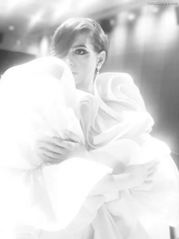 Anne Hathaway photo 8 of 1533