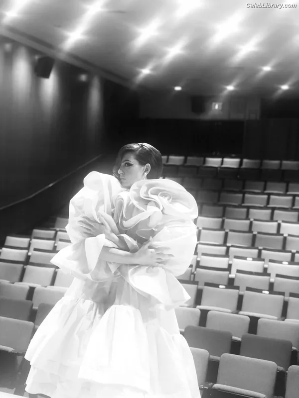 Anne Hathaway photo 9 of 1533
