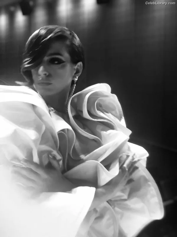 Anne Hathaway photo 10 of 1533