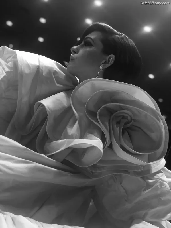 Anne Hathaway photo 11 of 1533