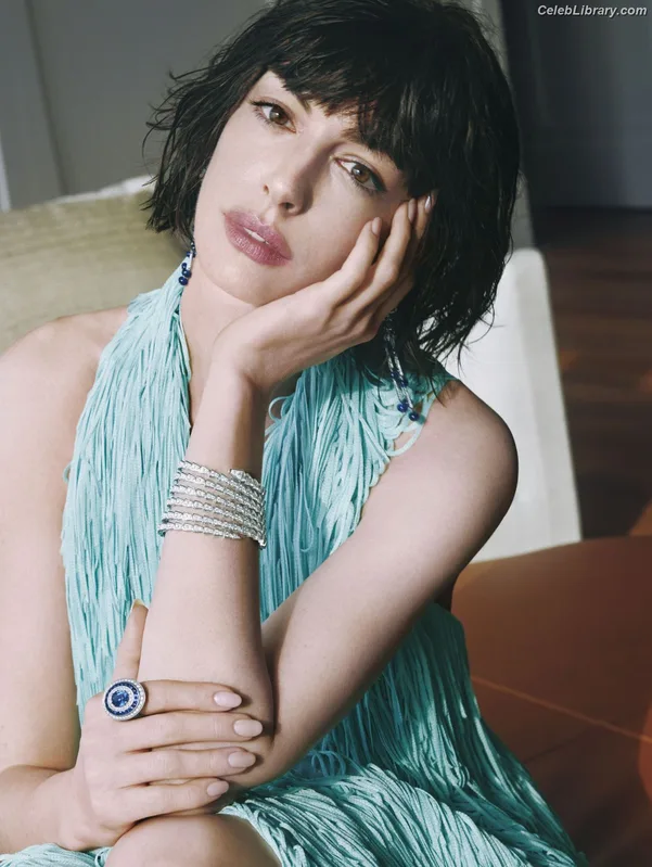 Anne Hathaway photo 17 of 1533