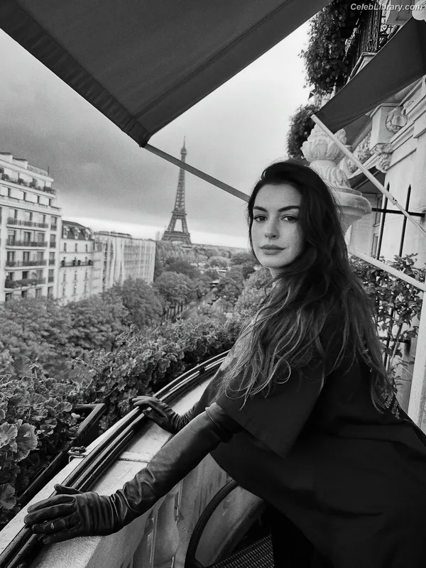 Anne Hathaway photo 8 of 1533