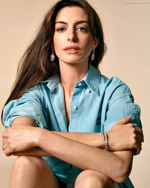 Anne Hathaway photo 17 of 1533