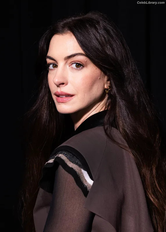 Anne Hathaway photo 20 of 1533