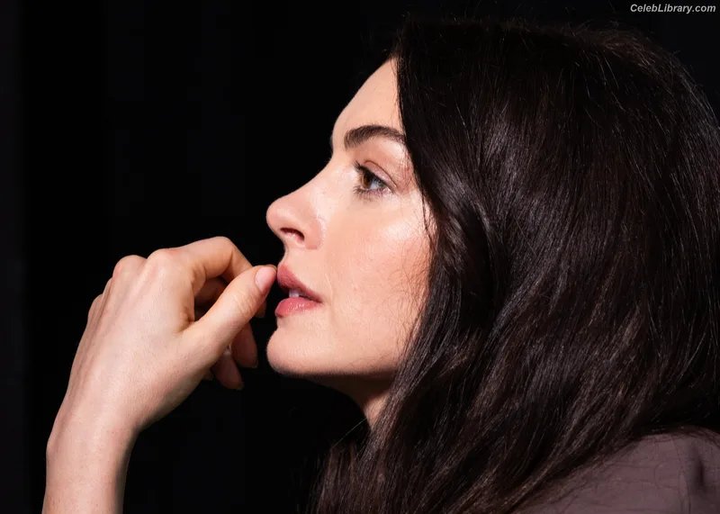 Anne Hathaway photo 22 of 1533