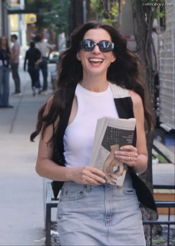 Anne Hathaway photo 23 of 1533