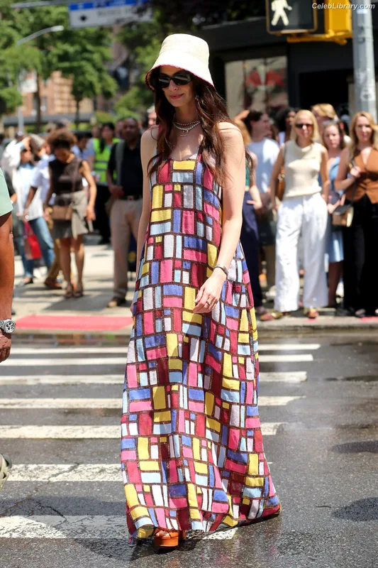 Anne Hathaway photo 11 of 1533