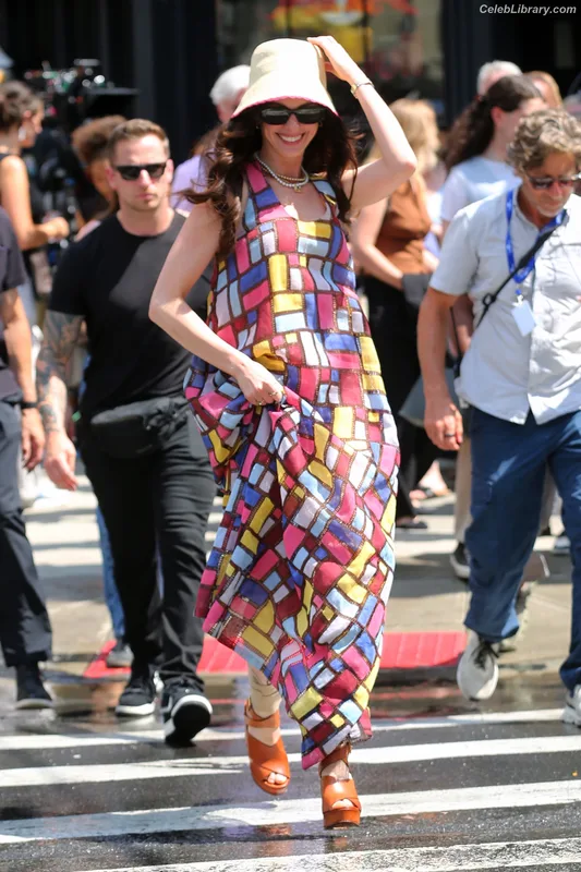Anne Hathaway photo 15 of 1533