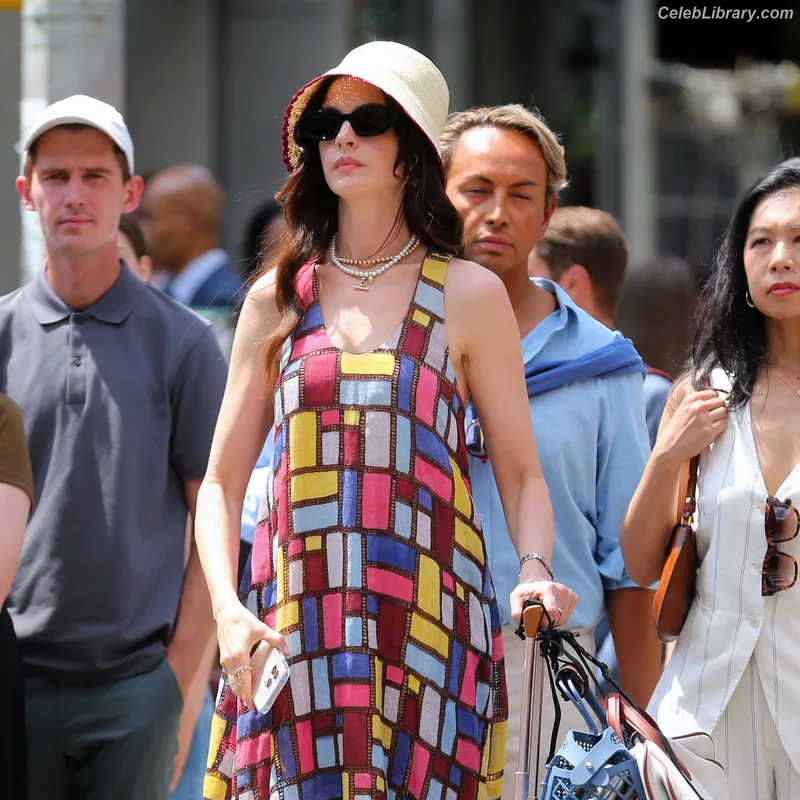 Anne Hathaway photo 16 of 1533